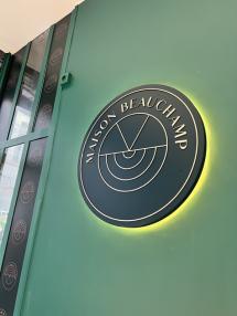 Enseigne Ronde PVC laqué + Alu Dibond Or brossé + hallo lulmineux - MAISON BEAUCHAMP